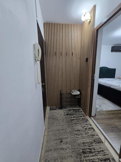 Apartament cu 3 camere semidecomandat în Craiovița Nouă