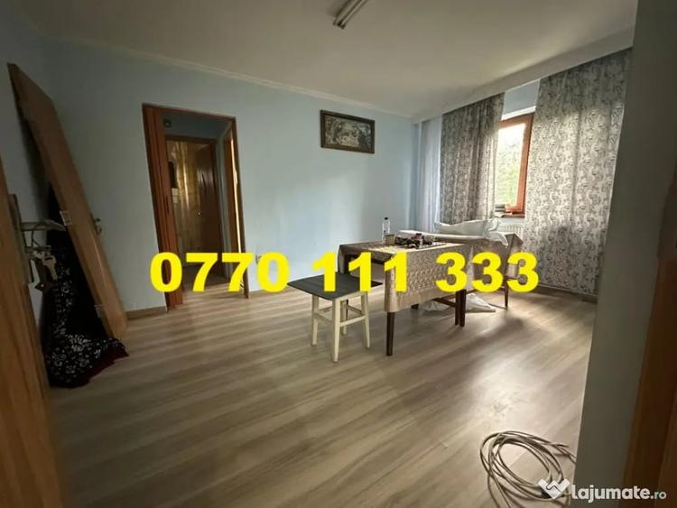 Apartament cu 3 camere semidecomandat în Obor