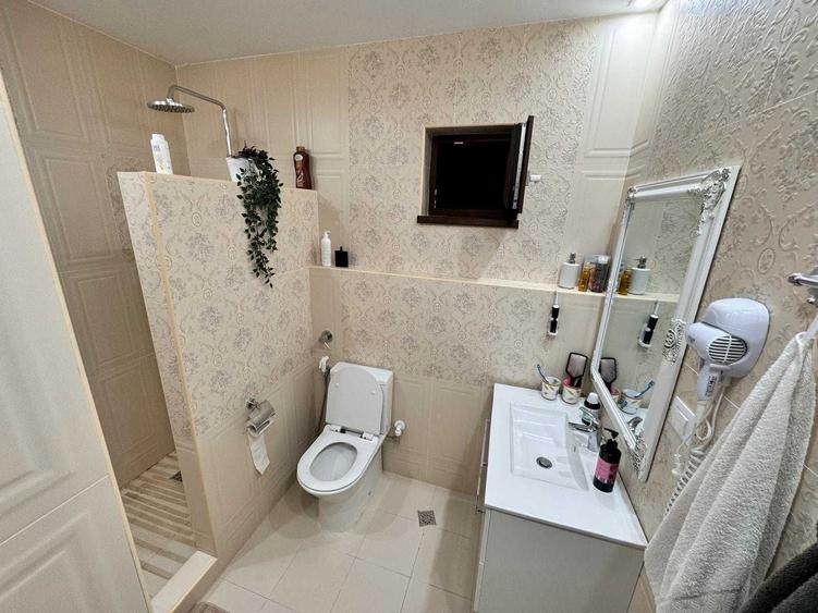 Casă cu 4 camere în Breazu
