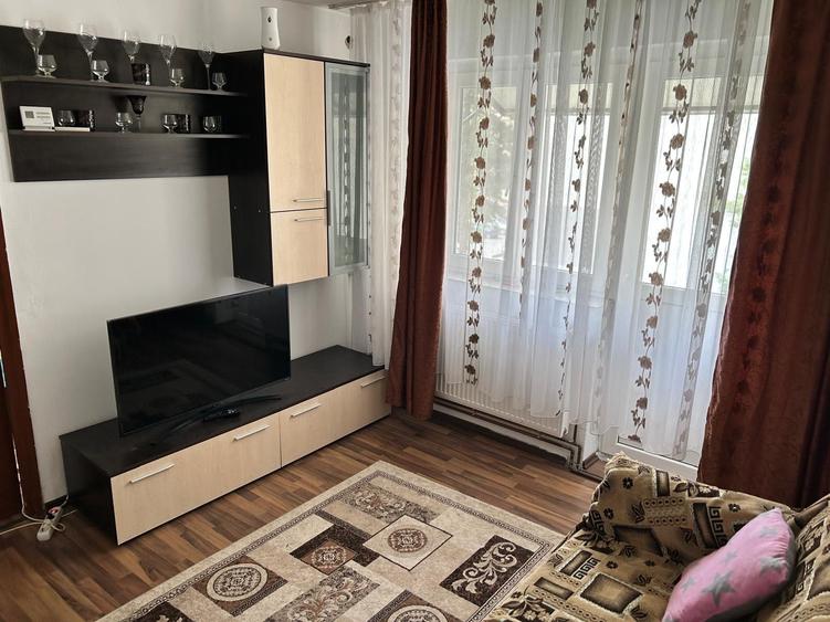 Apartament cu 2 camere semidecomandat, mobilat în Central