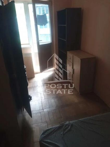 Apartament cu 4 camere semidecomandat în Dâmbovița