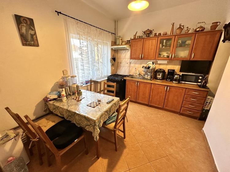 Casă individuală cu 4 camere cu Canalizare în Central