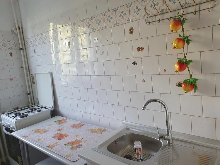 Apartament cu 3 camere semidecomandat în Berceni