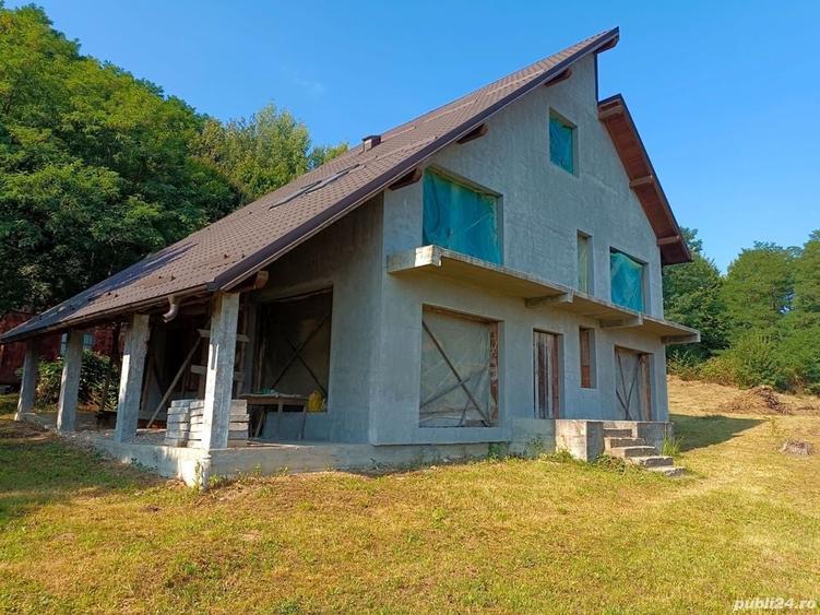 Casă cu 6 camere cu Teren 1000 Mp în Dobrogostea