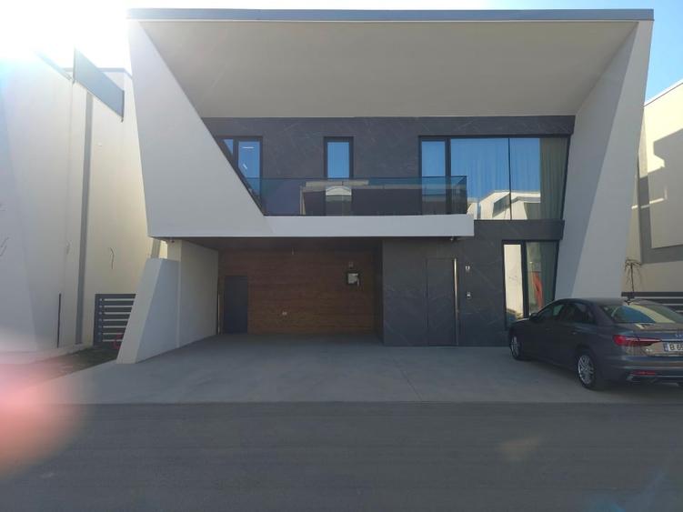 Casă individuală cu 5 camere cu Teren 440 Mp în Central