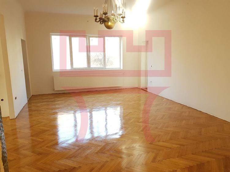 Apartament cu 3 camere semidecomandat, mobilat în Semicentral