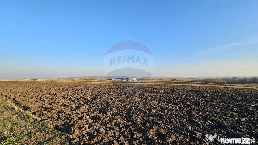 Teren de 6100 mp, în Stroiești