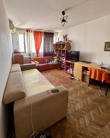 Apartament cu 3 camere semidecomandat în Mihai Bravu