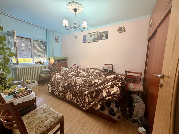 Apartament cu 3 camere semidecomandat în Aradului