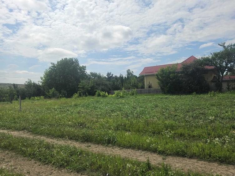 Teren de 1400 mp, în Budăi