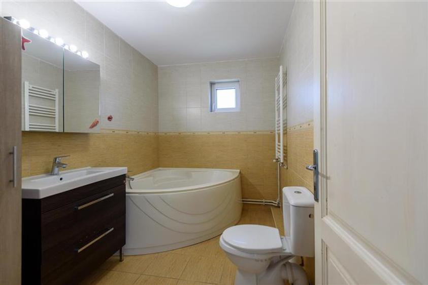 Casă individuală cu 10 camere cu Canalizare în Baciu