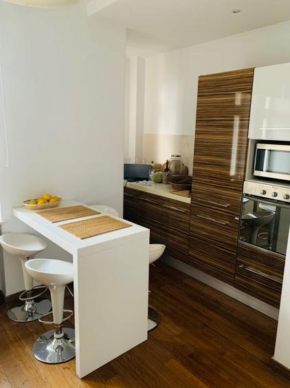 Apartament cu 6 camere circular în Romană