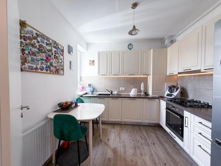 Apartament cu 3 camere decomandat în Tractorul
