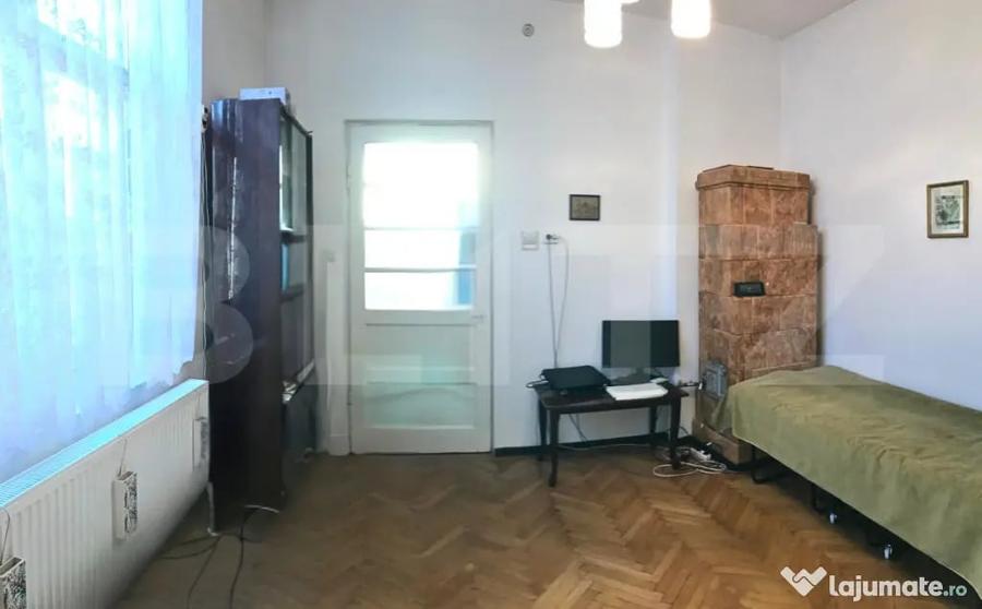 Apartament cu 4 camere semidecomandat în Cetate