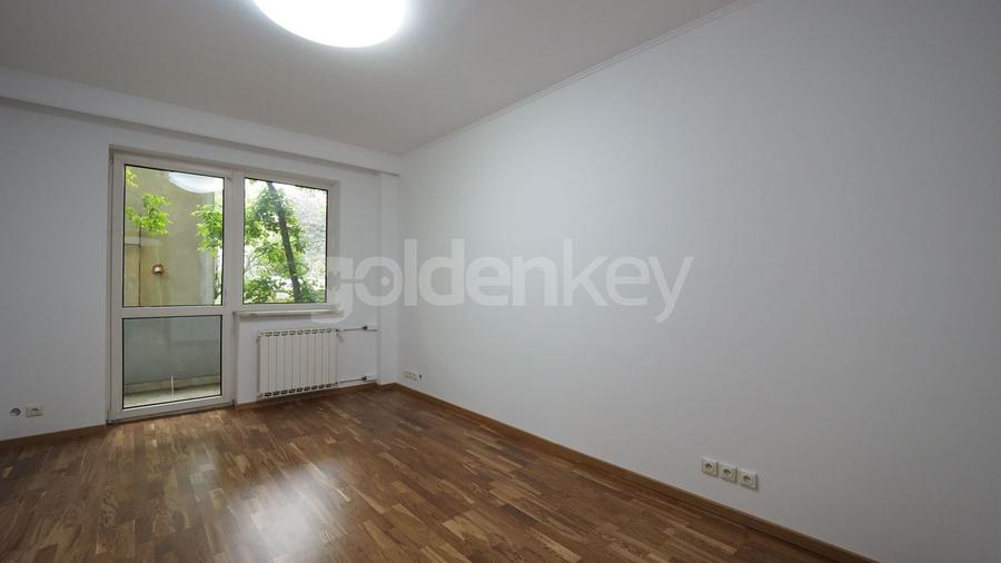 Apartament cu 9 camere decomandat în Aviatorilor