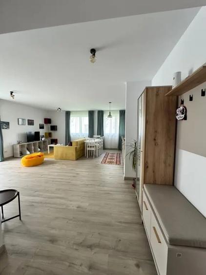 Apartament cu 2 camere decomandat în Tractorul