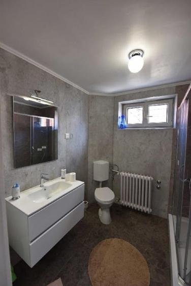 Casă individuală cu 5 camere cu Canalizare în Central