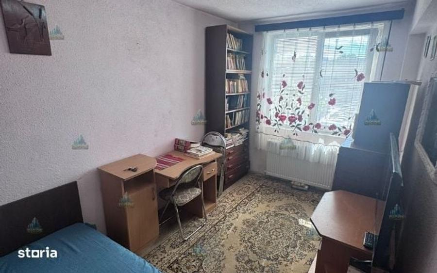 Apartament cu 3 camere semidecomandat în Uiești