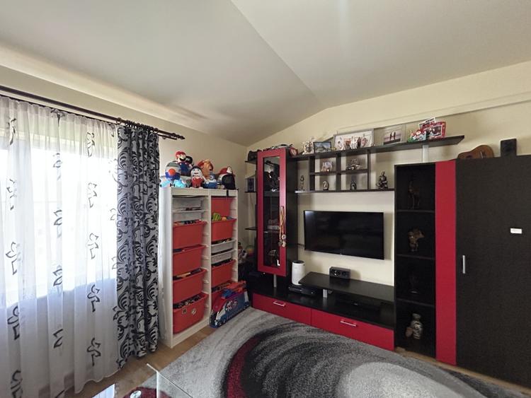 Apartament cu 3 camere decomandat, mobilat în Dâmbovița