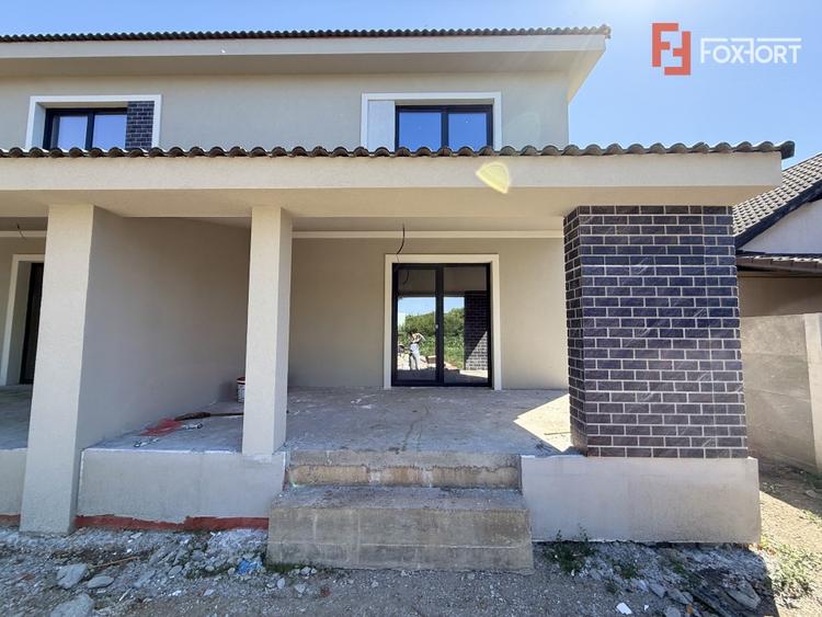 Duplex cu 5 camere cu Canalizare în Sânmihaiu Român