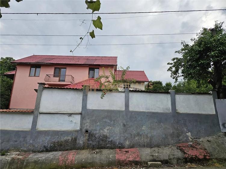 Casă cu 2 camere cu Teren 700 Mp în Groși