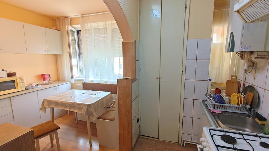 Apartament cu 3 camere semidecomandat, mobilat în Cedonia