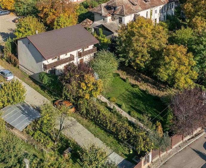 Casă individuală cu 8 camere cu Canalizare în Moara de Vânt