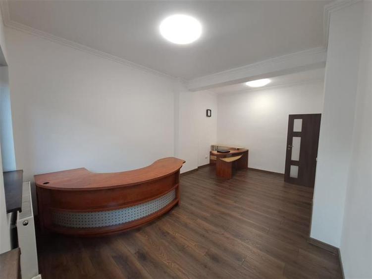 Birou, de 58 mp, în Central