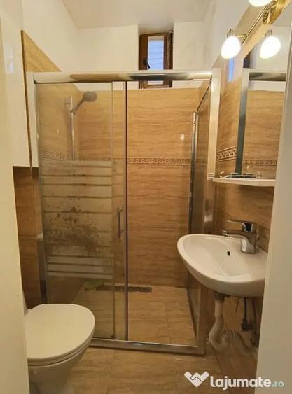 Apartament cu 3 camere semidecomandat în 1 Mai