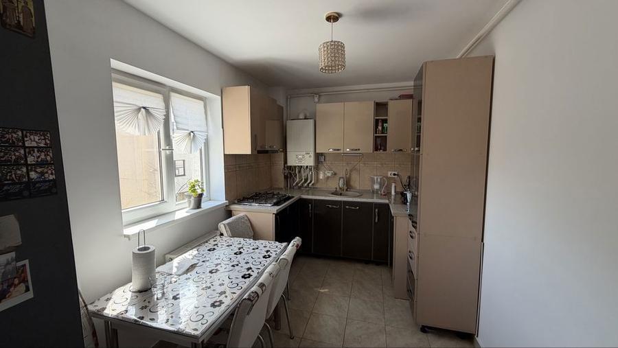 Apartament cu 3 camere decomandat în Sud