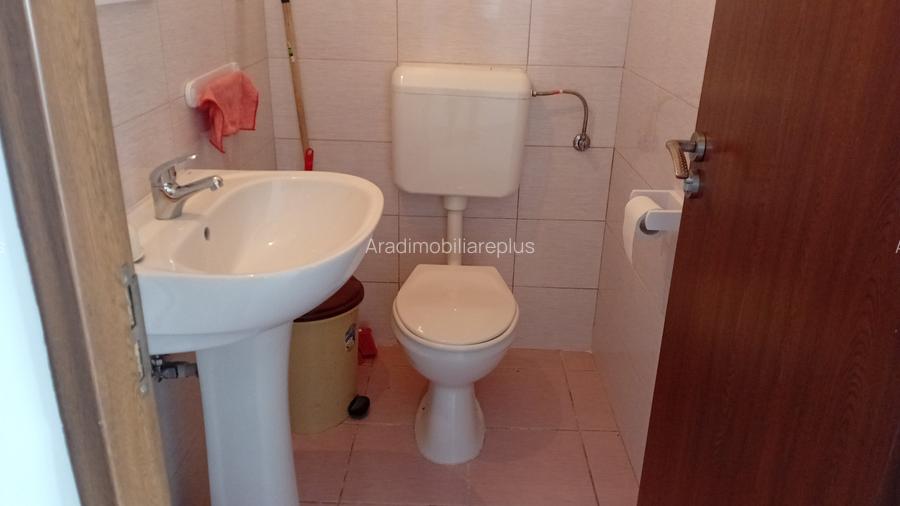 inchiriez 3 camere uta ared