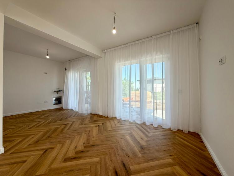 Duplex cu 4 camere cu Canalizare în Bucium