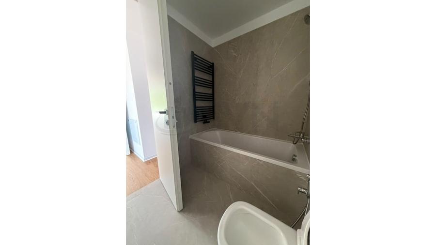 Apartament cu 4 camere decomandat în Barbu Văcărescu