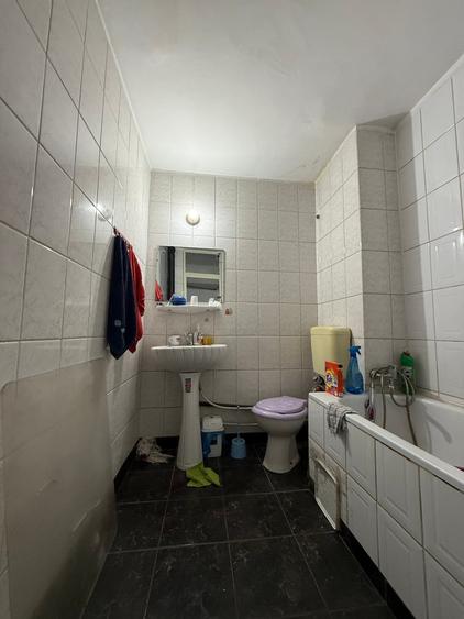 Apartament cu 3 camere semidecomandat în Gorjului