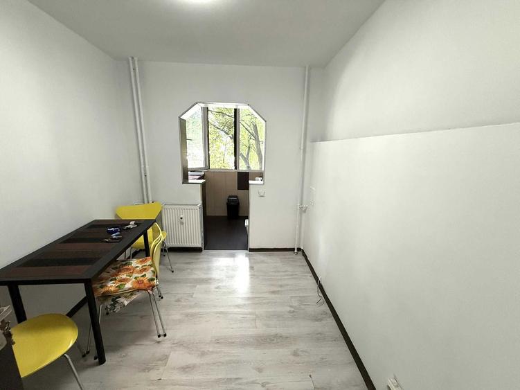 Apartament cu 3 camere decomandat, mobilat în Uverturii