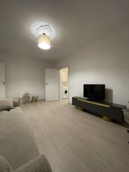 Apartament cu 2 camere semidecomandat, mobilat în Rahova