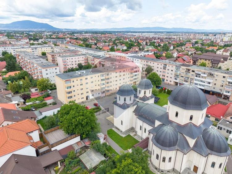 Apartament cu 3 camere decomandat în Tractorul