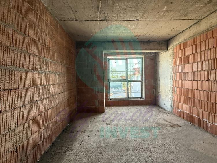 Apartament cu 3 camere semidecomandat în Tineretului