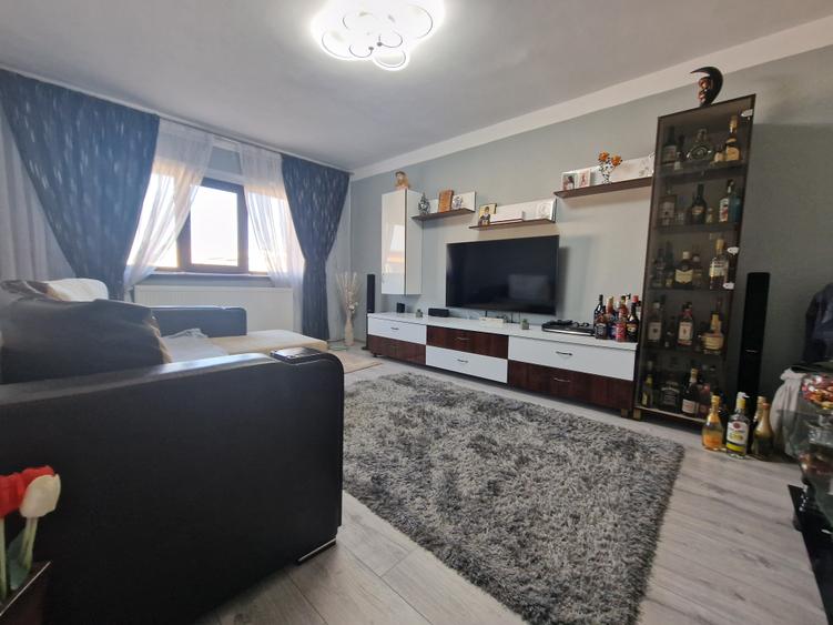 Apartament cu 3 camere decomandat în Sud