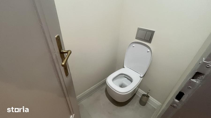 Apartament cu 3 camere semidecomandat în P-ța Victoriei