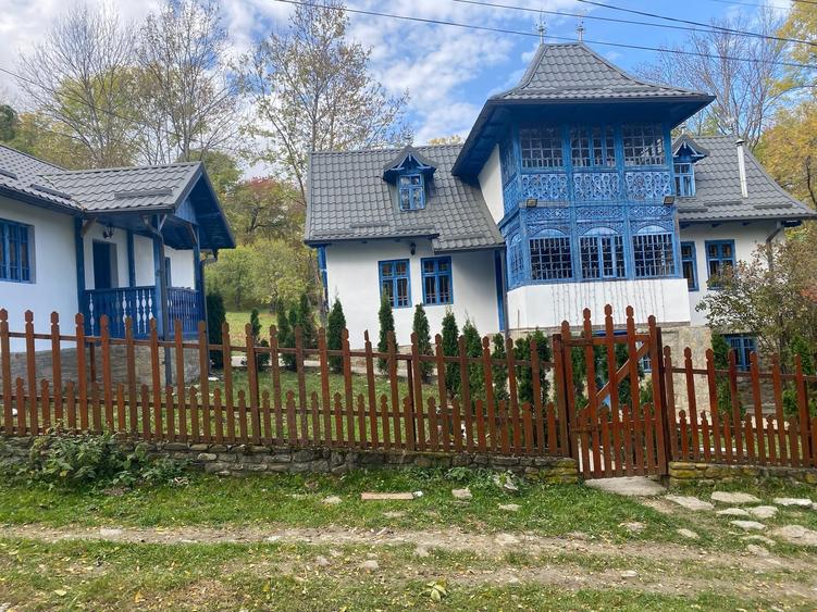 Casă individuală cu 6 camere cu Teren 10000 Mp în Plaiu (Provița de Sus)
