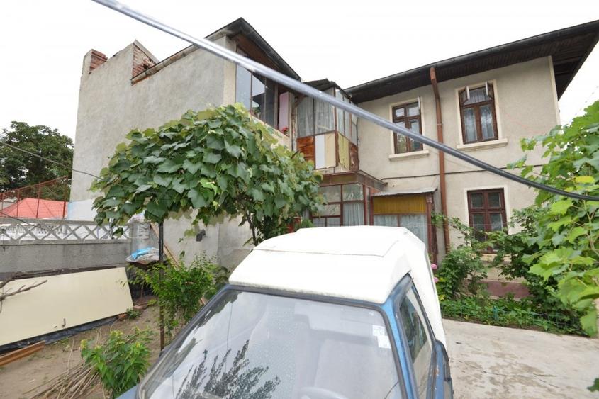 Casă cu 8 camere cu Canalizare în Matei Voievod