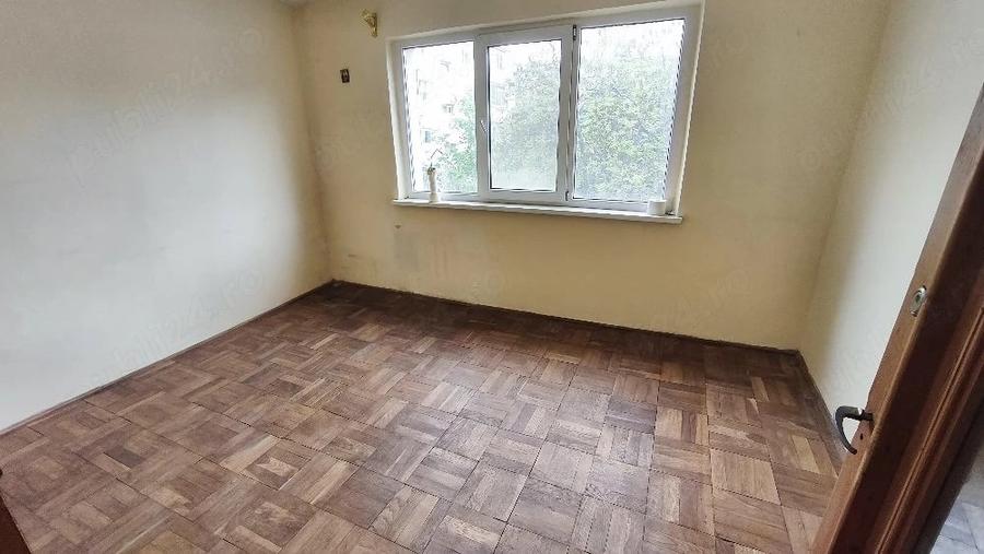 Apartament cu 3 camere semidecomandat în Micro 3