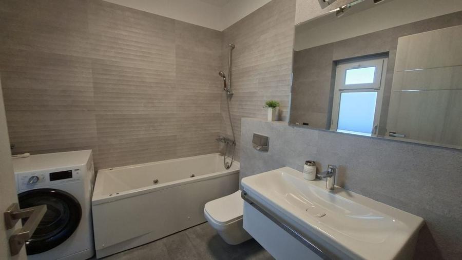 Apartament cu 3 camere decomandat, mobilat în Central