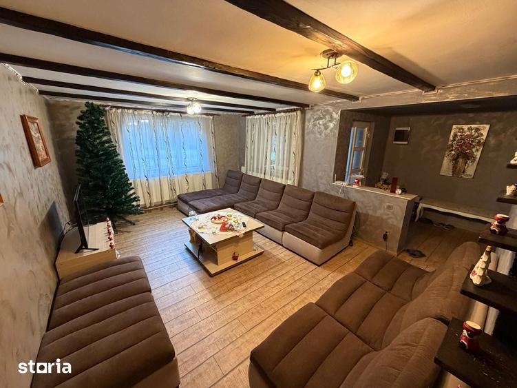 Casă cu 5 camere cu Teren 1200 Mp în Central