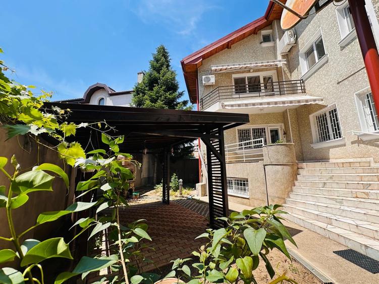 Casă individuală cu 9 camere cu Garaj în Vatra Luminoasă