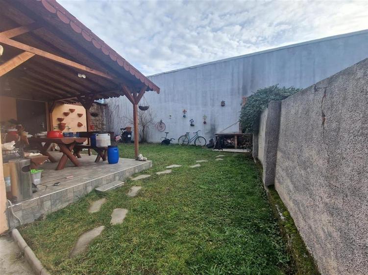 Casă cu 3 camere cu Teren 243 Mp în Central