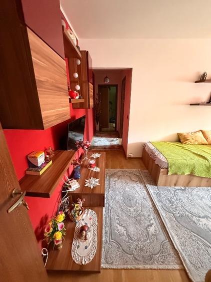 Apartament cu 3 camere semidecomandat în Km 4-5