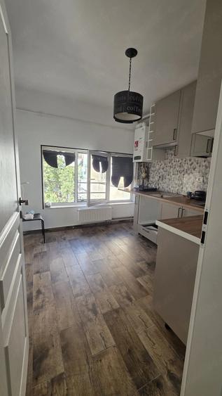 Apartament cu 3 camere semidecomandat în Calea Călărașilor