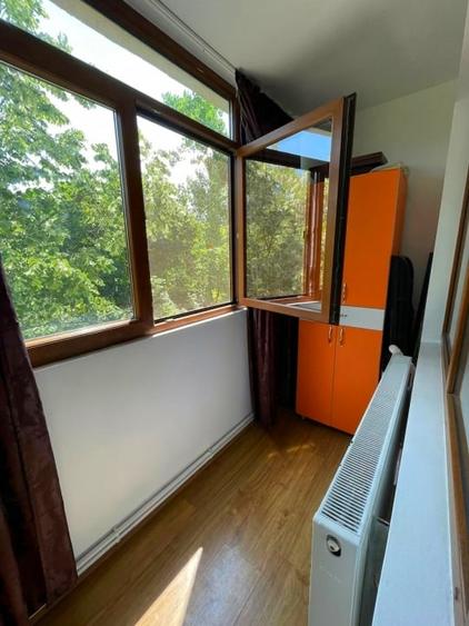 Apartament cu 3 camere nedecomandat, mobilat în Podu Roș